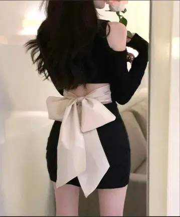오프숄더 리본 포함 블랙 미니 원피스