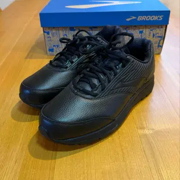 BROOKS 블랙 스니커즈