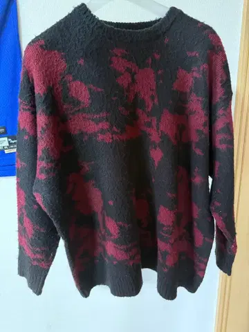 블랙과 빨간색의 니트 스웨터