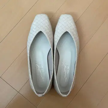 르 탈론의 화이트 계열 펌프스