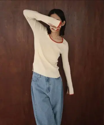 hellam 소매 슬릿 바이컬러 크루넥 리브 니트