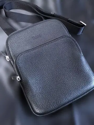 HUGO BOSS 블랙 가죽 숄더백