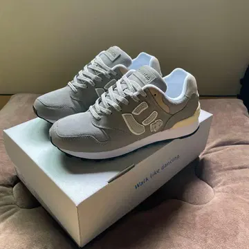 새상품 뉴이즈 그레이 스니커즈 10주년 기념 모델