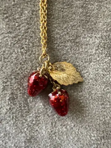 딸기 참 목걸이