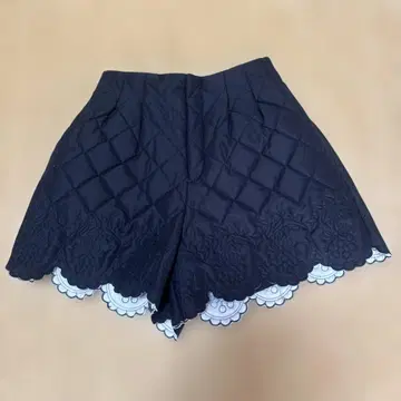 체스티 퀼팅 블랙 숏팬츠