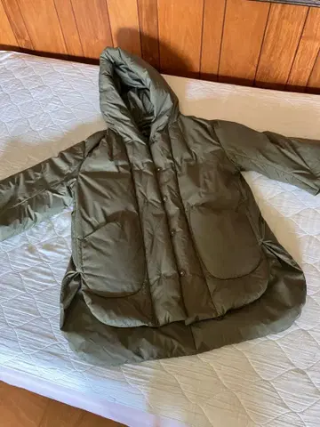 올리브색 후드 부착 다운 자켓