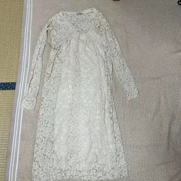 아이보리 레이스 긴팔 V넥 원피스