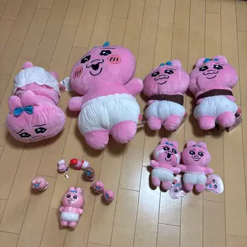 핑크색 캐릭터 봉제 인형과 피규어 세트