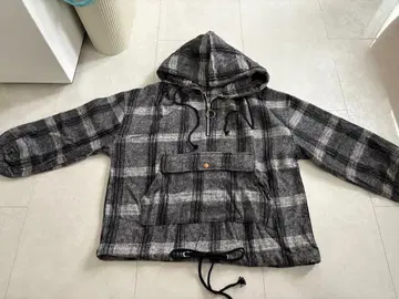 그레이 계열 체크 무늬 후드티