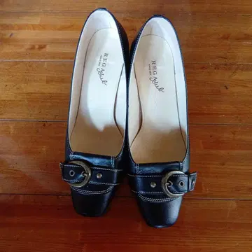 리걸 버클 장식 블랙 가죽 펌프스