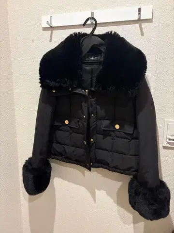 그레이스 콘티넨탈 퍼 포함 숏 다운 자켓 골드 버튼 3way