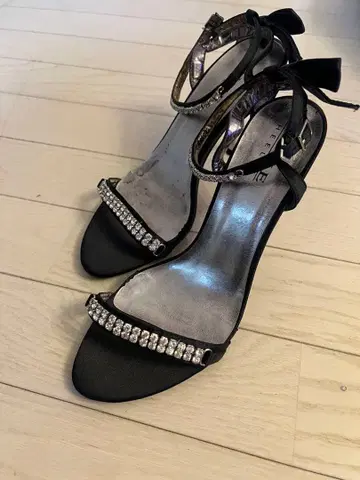 스톤 장식 블랙 샌들