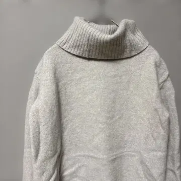 내추럴 뷰티 베이직 볼륨 넥 니트 (M) 백 슬릿