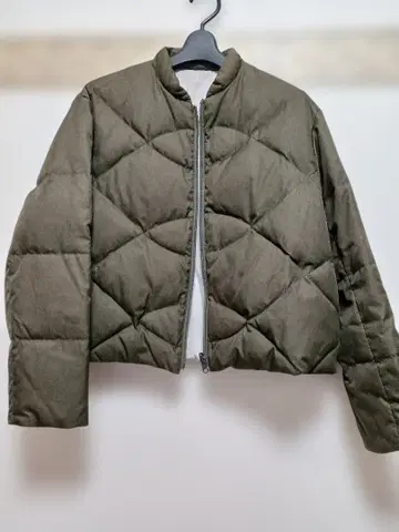 올리브색 리버서블 숏 기장 퀼팅 다운 자켓