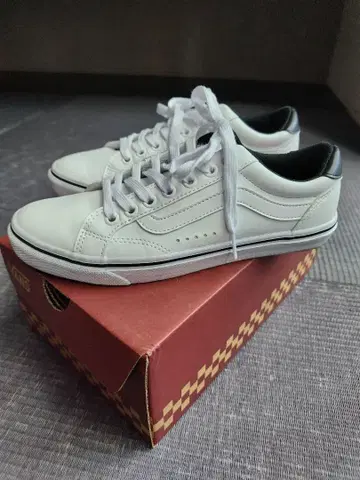 VANS 화이트 x 블랙 스니커즈 24