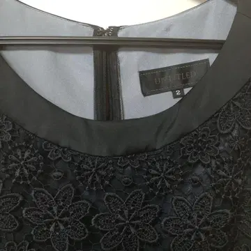 [언타이틀] 꽃무늬 자수 슬리브리스 원피스