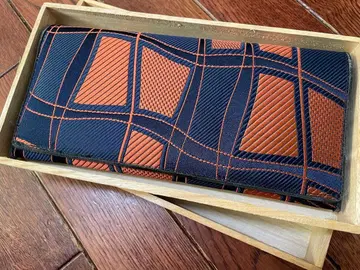 네이비와 오렌지 장지갑