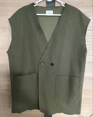 LOWRYSFARM 올리브 그린 니트 베스트