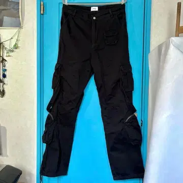 CNTRST 블랙 카고 팬츠 기믹 지퍼 포함