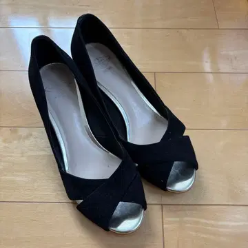 NUMBER TWENTY ONE 블랙 스웨이드 오픈토 펌프스 힐 5cm