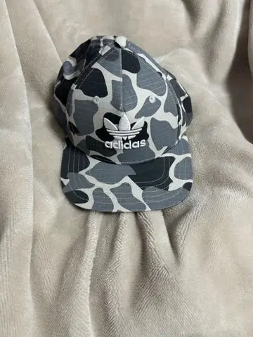 adidas 카모 패턴 캡 그레이 스냅백 트레포일