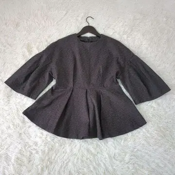 L'Or 로르 Constructive Sleeve Blouse Black