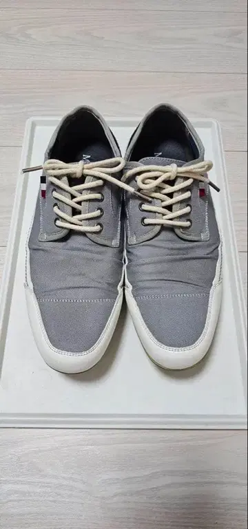 그레이 캔버스 스니커즈