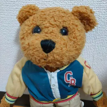바시티 자켓을 입은 귀여운 곰 봉제 인형