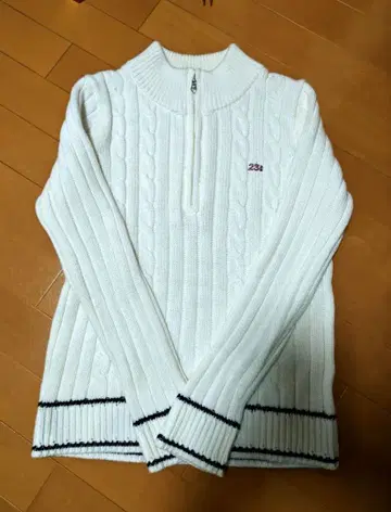 23구 케이블 짜임 하프 지퍼 스웨터