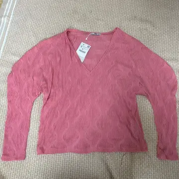 물결 무늬 핑크 V넥 긴팔 상의