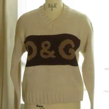 D&G 아이보리 V넥 스웨터 가격 협의 환영합니다