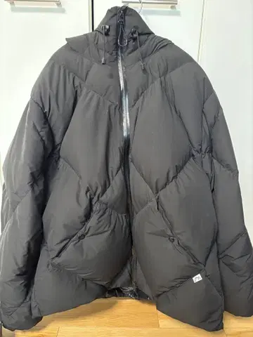 CMF 블랙 다운 자켓