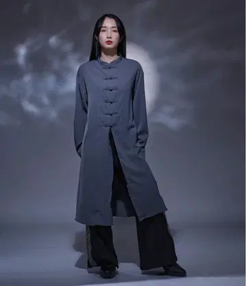 다크 그레이 긴팔 롱 셔츠 엘르 로제트