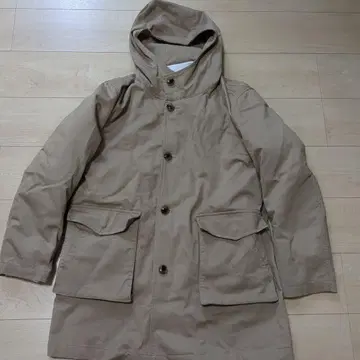 베이지 후드 부착 코트