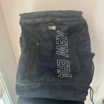 뉴에라 박스팩 백팩 네이비 컬러 카모 패턴