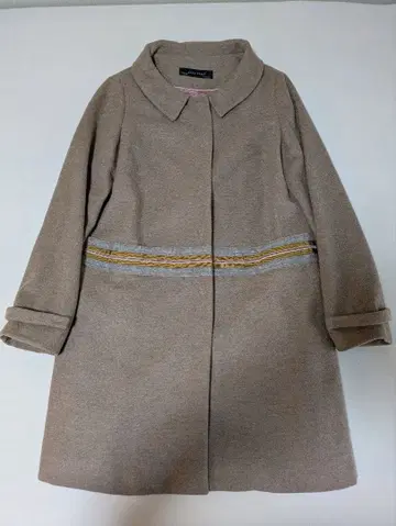 ZARA 베이지 플레어 실루엣 코트