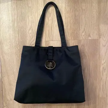 agnes b. 에네스베 블랙 토트백 플레이트 로고