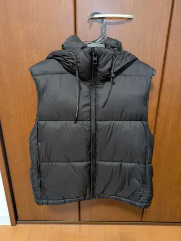 [ 미사용 새상품 ] ZARA 블랙 후드 부착 다운 베스트