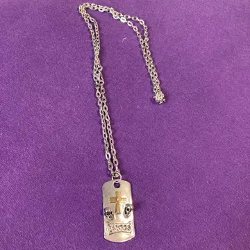 십자가와 스컬의 금속제 목걸이