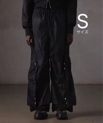 GRANCY 버튼 레이어드 디자인 나일론 팬츠 (블랙)