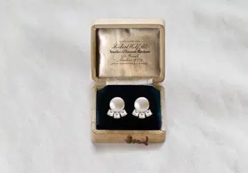 3개의 스와로브스키 크리스탈이 담수 진주에 곁들여진 귀걸이 골드