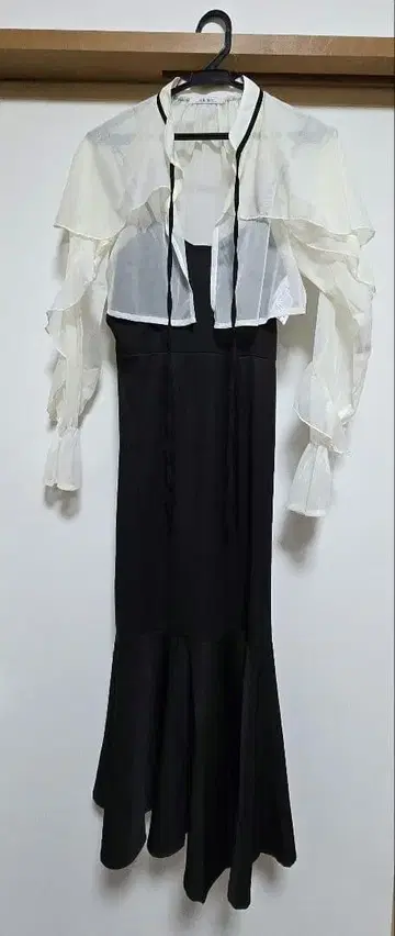 프릴이 달린 블라우스와 플레어 스커트 드레스