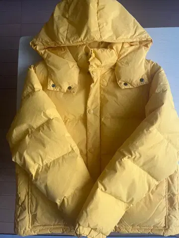 백 넘버 후드 부착 옐로우 컬러 다운 자켓