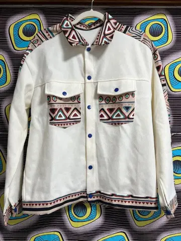 기하학 패턴의 화이트 자켓