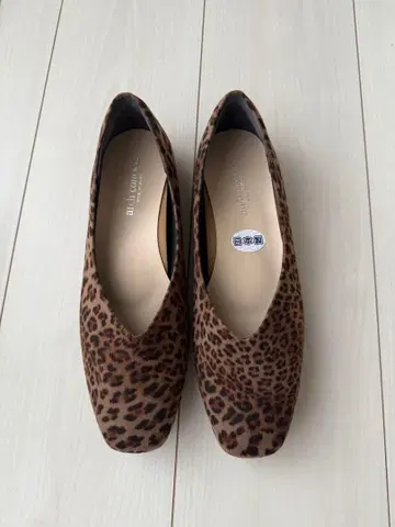 새상품 레오파드 무늬 스웨이드 플랫슈즈 아치쉘 이시카와 라보