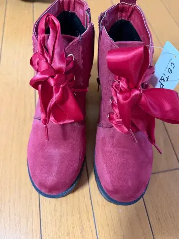 빨간색 스웨이드 리본 포함 부츠