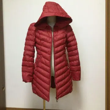 빨간색 후드 부착 롱 다운 자켓