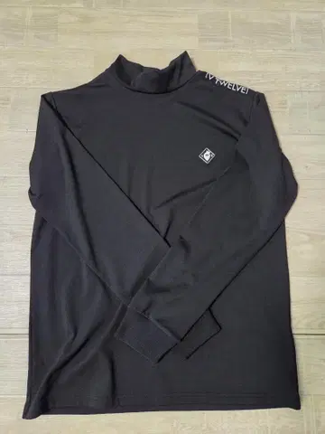V12 블랙 긴팔 셔츠