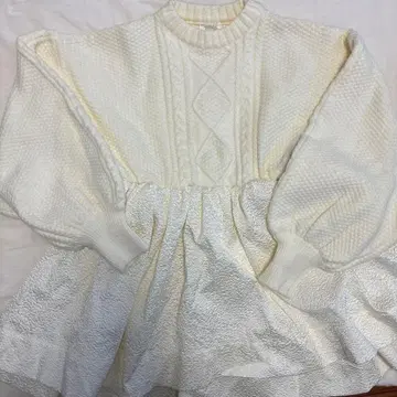 Bibiy 볼륨 슬리브 니트 스웨터