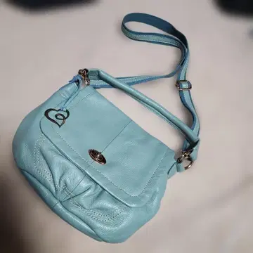 스카이블루 가죽 숄더백 개더 장식